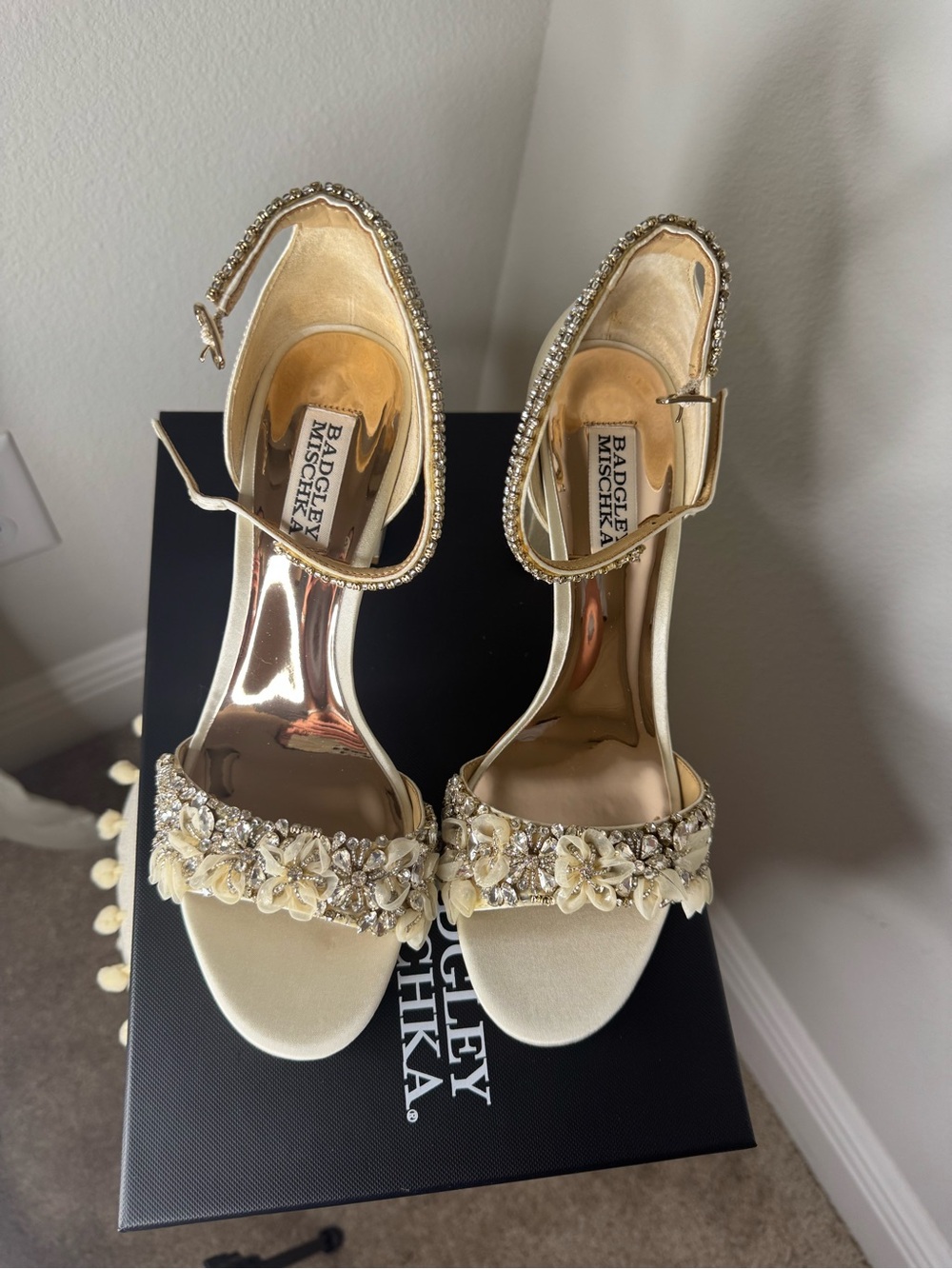 * New In Box * Badgley Mischka Finesse Satin Pumps w/ Crystals Size 7.5 - Picture 10 of 16